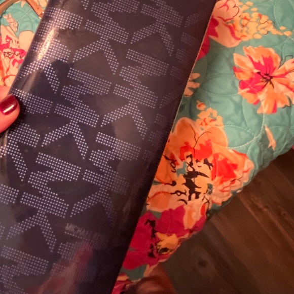 Michael Kors Large Navy Patent Jetset Bag - Picture 3 of 4